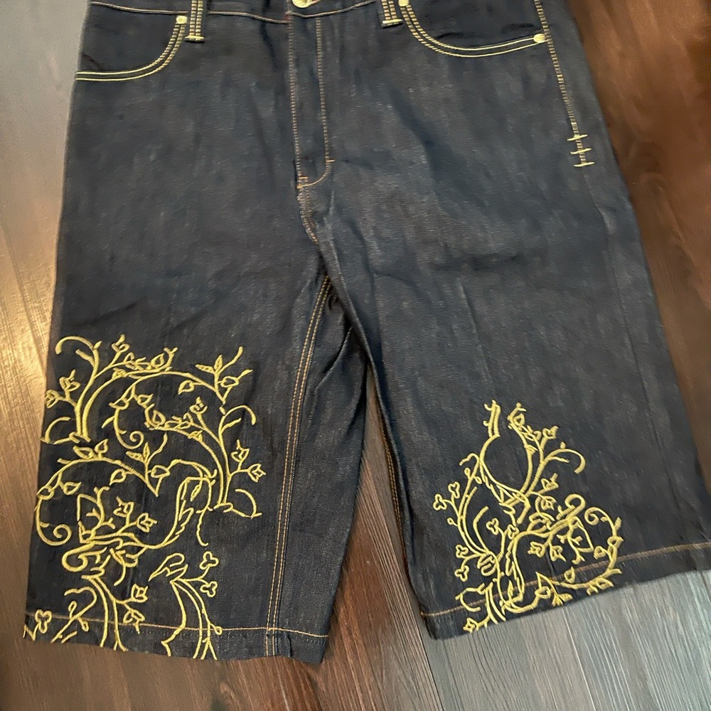 Crown holder men’s jeans shorts